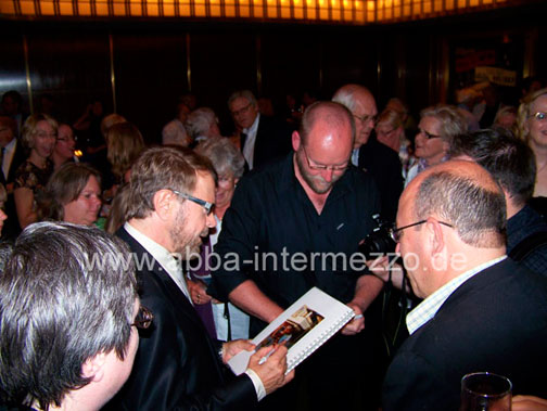 Bj�rn signs autographs