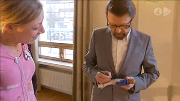 Björn signs his ABBA doll