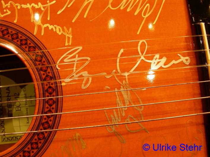 Guitar signed by Hamburg cast, Frida and Björn - © Ulrike Stehr