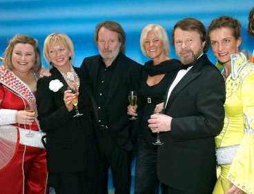 Judy Craymer, Benny, Frida und Björn mit den Darstellern - © Aftonbladet