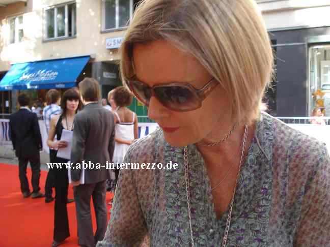 Frida giving autographs - © Maik Dünkel