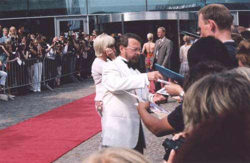 Frida and Björn approaching the fans